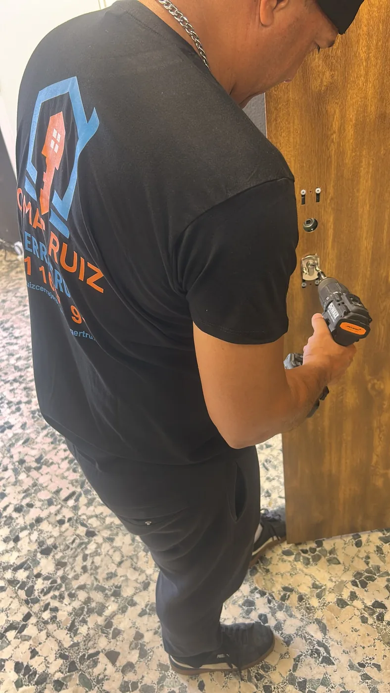 Trabajo de cerrajería en una cerradura